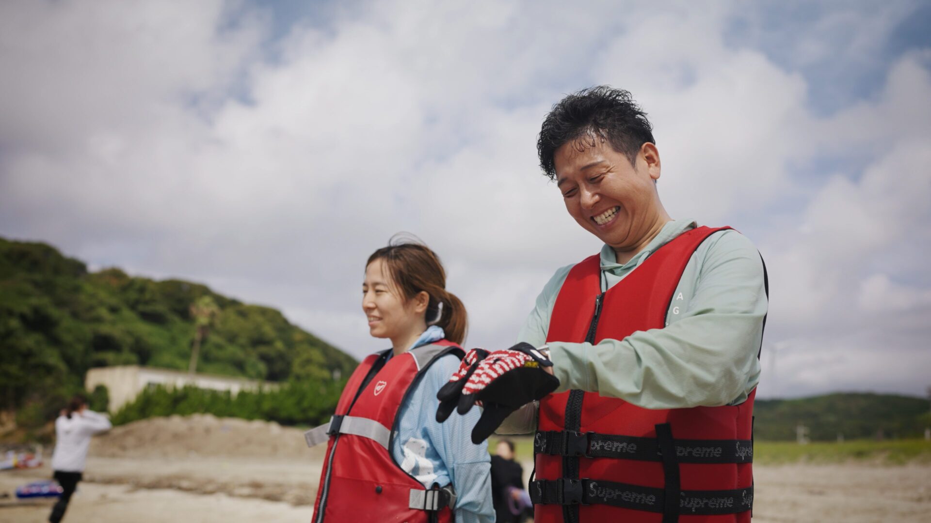 海辺で楽しむ参加者