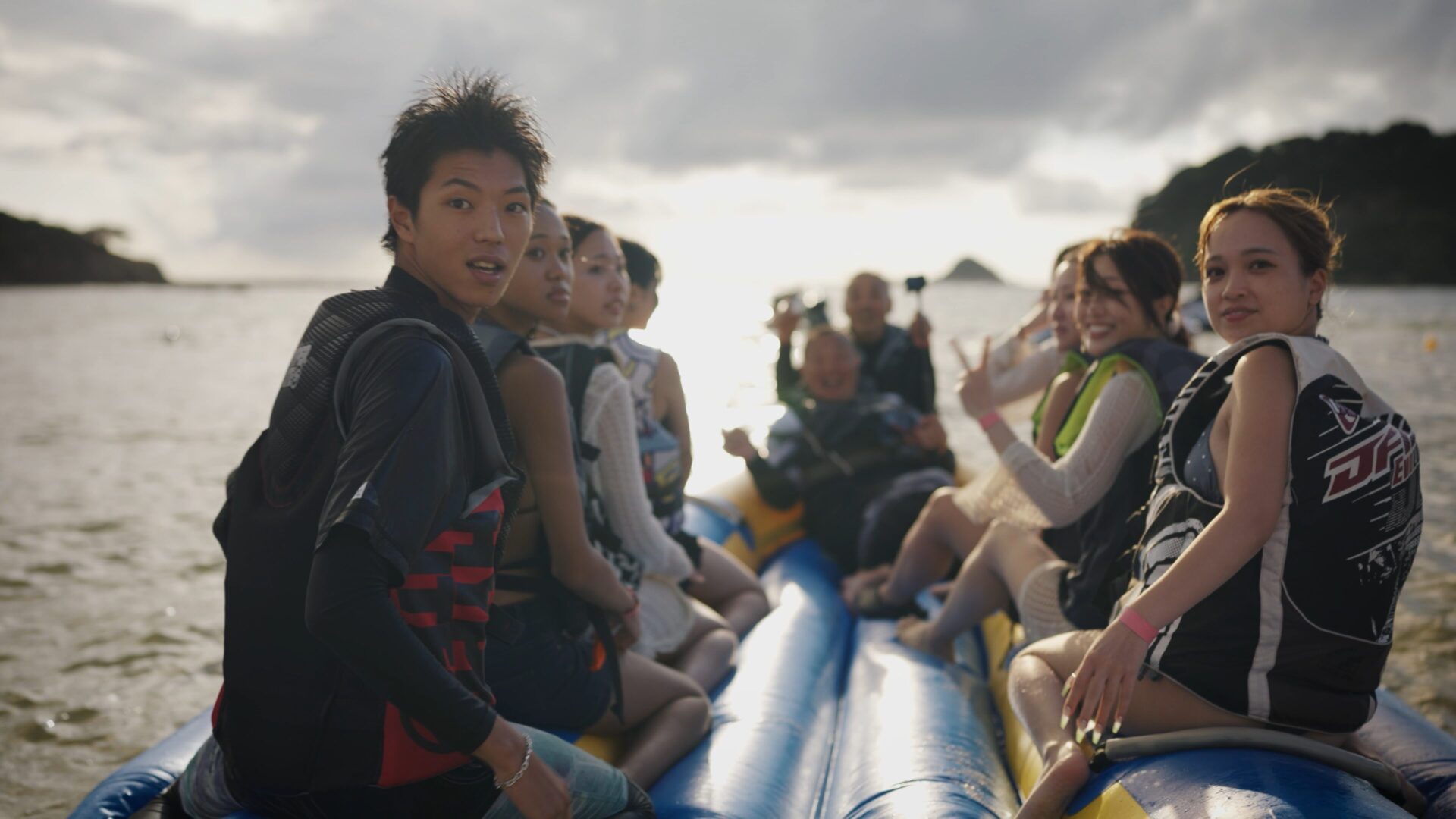 海辺でイベントを楽しむ参加者