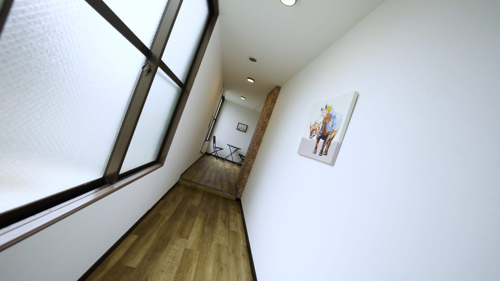 HONBUへ続く建物内のアプローチ